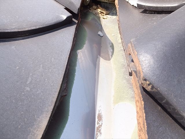 谷板金の表面がくすんでいる